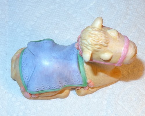 FIGURA DE CAMELLO DE PORCELANA AVON HEAVENLY BLENDINGS 1986 COLECCIÓN NATIVIDAD - Imagen 4 de 4