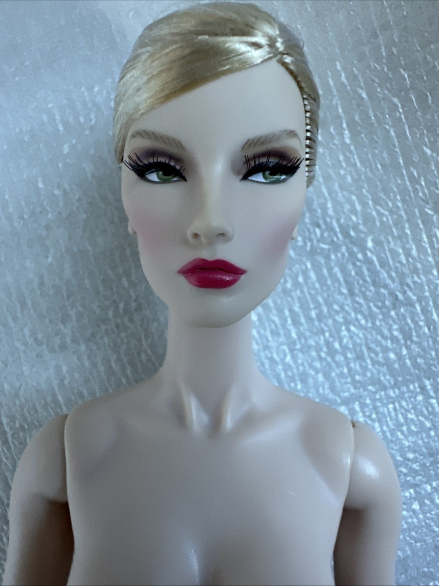 FASHION ROYALTY Elyse Jolie 2019. Jason Wu doll relookée OOAK Socle FR FASHION ROYALTY Elyse Jolie 2019. Jason Wu doll relookée OOAK Socle FR