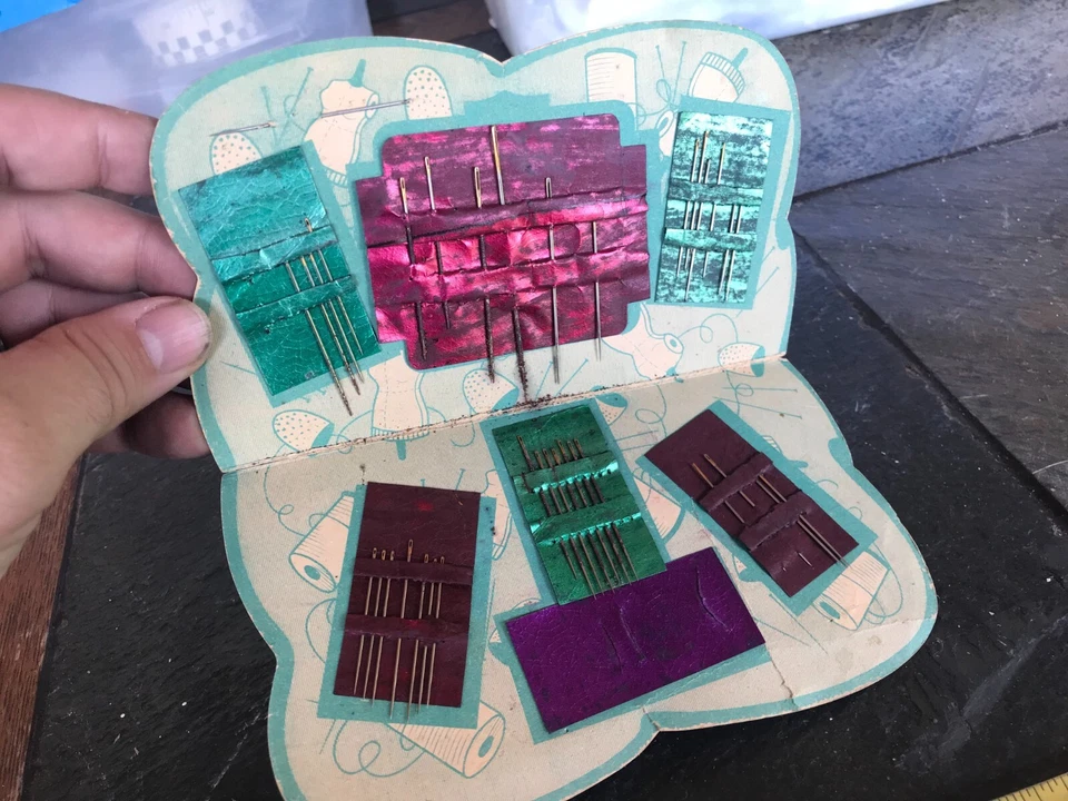 Antiguo soporte de aguja publicitaria de cartón One World "Mejores agujas de ojos dorados" Foto 4 de 4