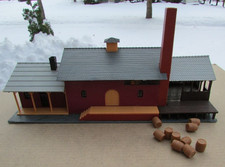HO Scale Building - Industrial Building With Accessories - Used Assembled