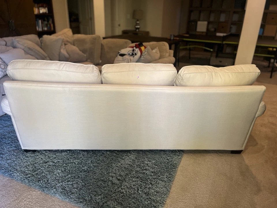 Sofá de salón Pottery Barn blanco Buchanan con brazo enrollable Foto 4 de 4
