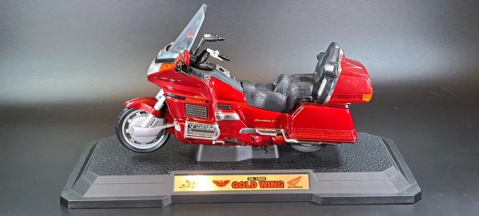Road Signature 97010 - 1:10 Scale - Honda Gold Wing GL 1500 - Metallic Red - Image 3 of 4