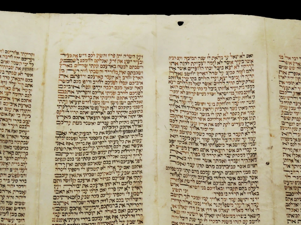 EXTREMELY RARE TORAH BIBLE FRAGMENT 250-300 YEARS OLD ON CALF PARCHMENT JEWISH - Image 4 of 4