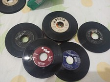 LOTTO STOCK - BLOCCO di 34 DISCHI IN VINILE 45 GIRI ANNI 60 70