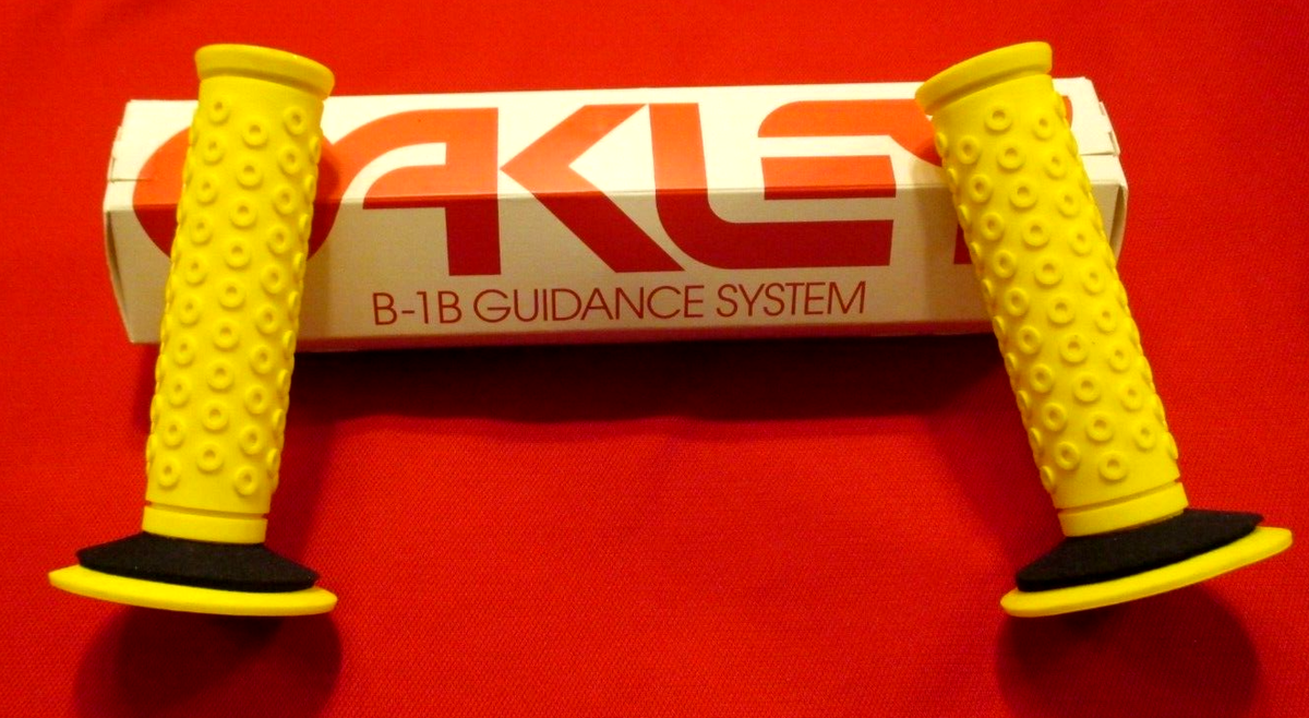 OAKLEY B-1Bグリップ オールドスクールBMX OAKLEY GRIPS B-1B NEW RARE 2010 RED W BLACK SLEEVES & RED