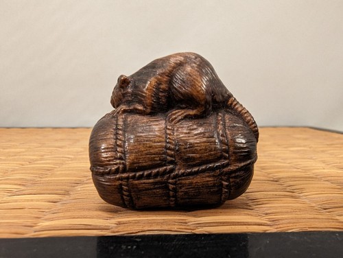 Antique Japanese Wood Netsuke Rat Nezumi on Rice Bale Japan - Picture 11 of 24