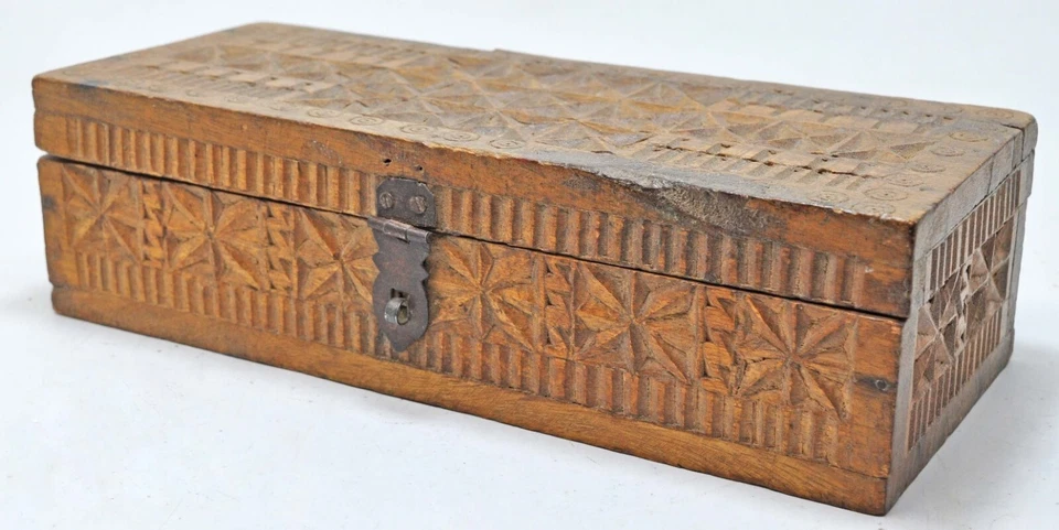 Pequeña caja de almacenamiento de madera vintage originales antiguas hechas a mano tallas geométricas Foto 3 de 4