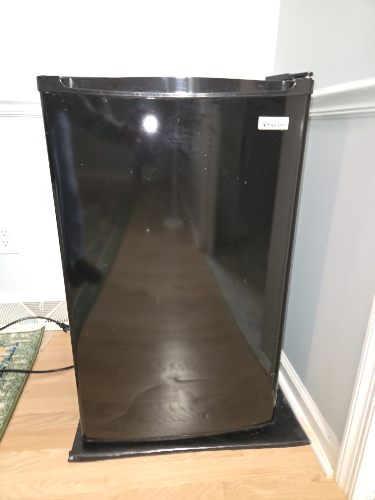 Magic Chef 3.5 Cu. Ft. Mini Refrigerator Brown MCBR350W2  READ PICK UP ONLY 