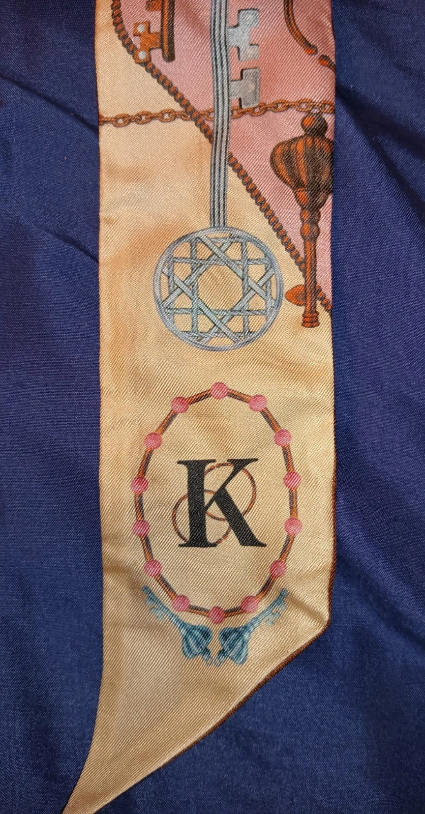 Foulard Christian Dior en soie rose motif clé 2,4 x 37,4 pouces