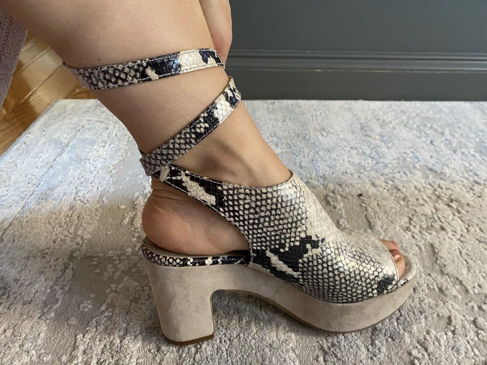 DELMAN SANDALS WEDGES HEELS SHOES PLATFORM BEIGE 9 M SNAKE SKIN SUEDE WRAP TAUPE - Image 4 of 4