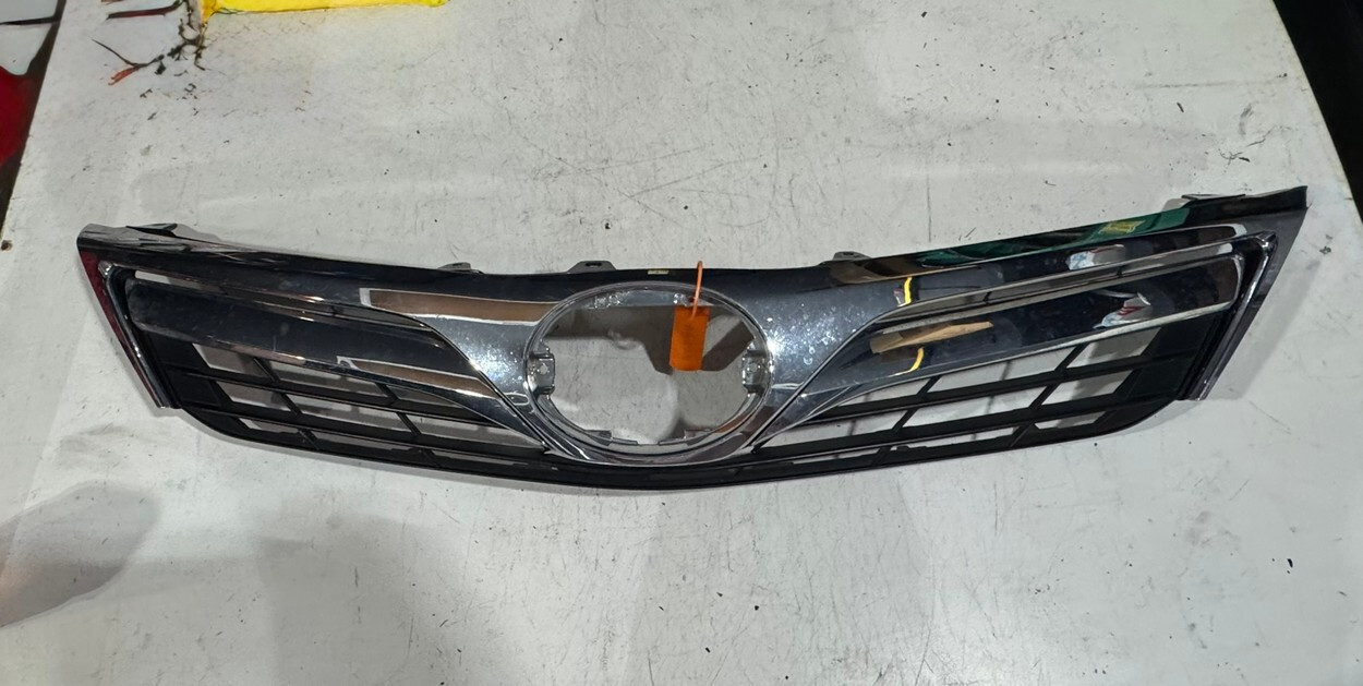 2012-2014 Toyota Camry LE XLE OEM Black Silver Grille 53101-06350  