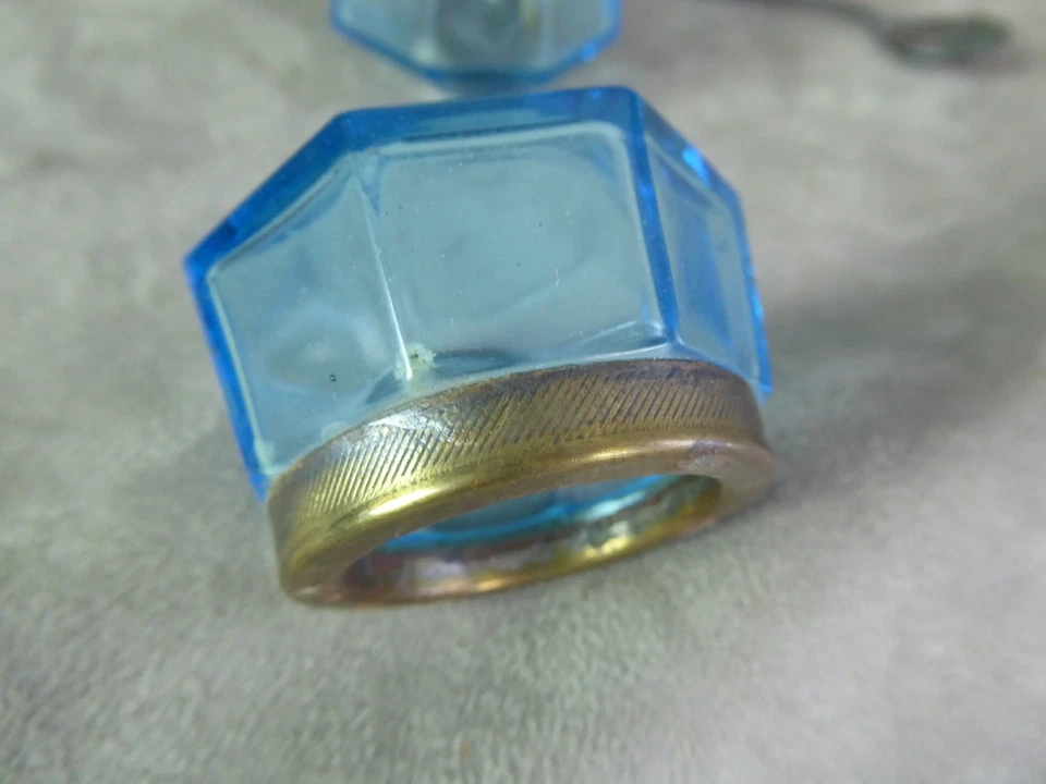 PAIRE DE SALERONS anciens, en verre. Avec cuillères. - Photo 4/4