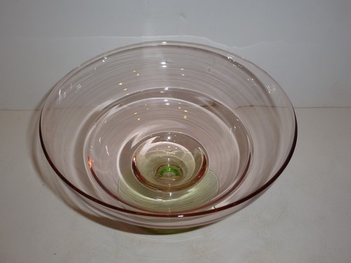 Elegant Vintage Glass Pedestal Bowl, Pink with Green vente en gros Base