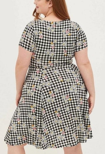 Abito Torrid x Disney cravatta davanti taglie forti 5x Daisy Duck Gingham aderente e svasato - Foto 3 di 12