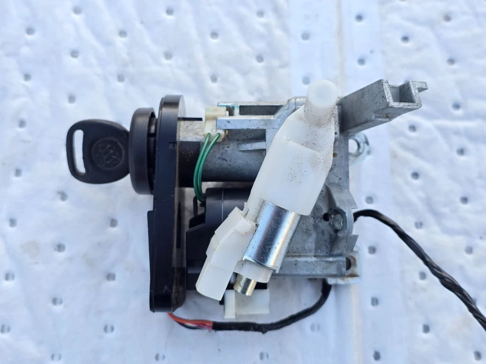 Buick LaCrosse 2005-2009 cerradura de encendido con llave e inmovilizador OEM 15851512 Foto 2 de 4