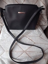 Sac bandoulière femme noir Simili Cuir effet grainé trapézoïdal poche zippée