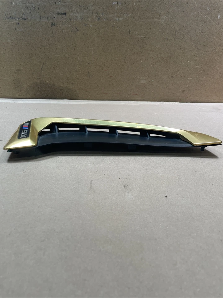 Оригинальные боковые вентиляционные отверстия воздуховода черные и золотистые 2016 BMW X6M Performance для правой стороны - Изображение 3 из 4