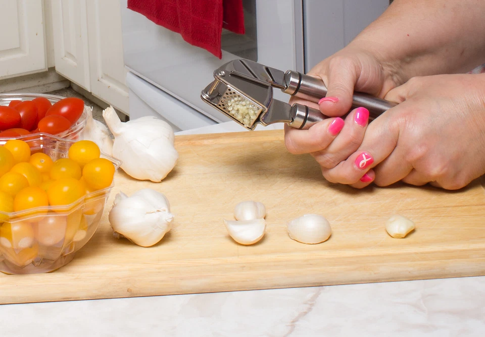 Premium Stainless Steel Garlic Press – Heavy-Duty, Rust-Resis & Ergonomic Design - Image 4 of 4