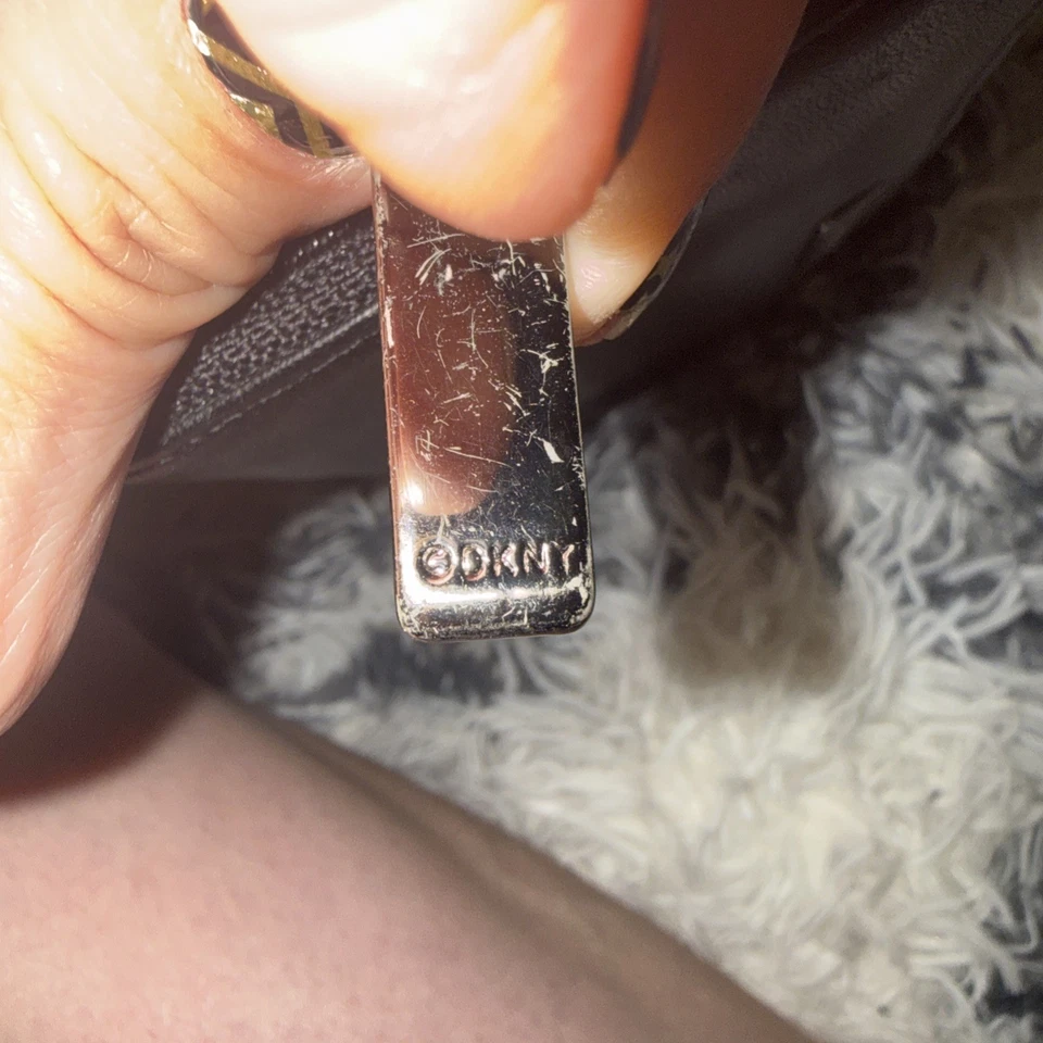 This is a DKNY black leather zip-around wallet - Image 3 of 4