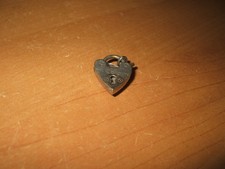 winziges Herz Schloss  - mit dilettantischer Hand Gravur " you dount love "