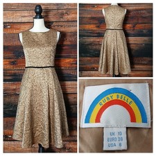 Vestido Ruby Belle Talla 6 Vintage Ajuste y Acampanado Dorado Satinado Bordado