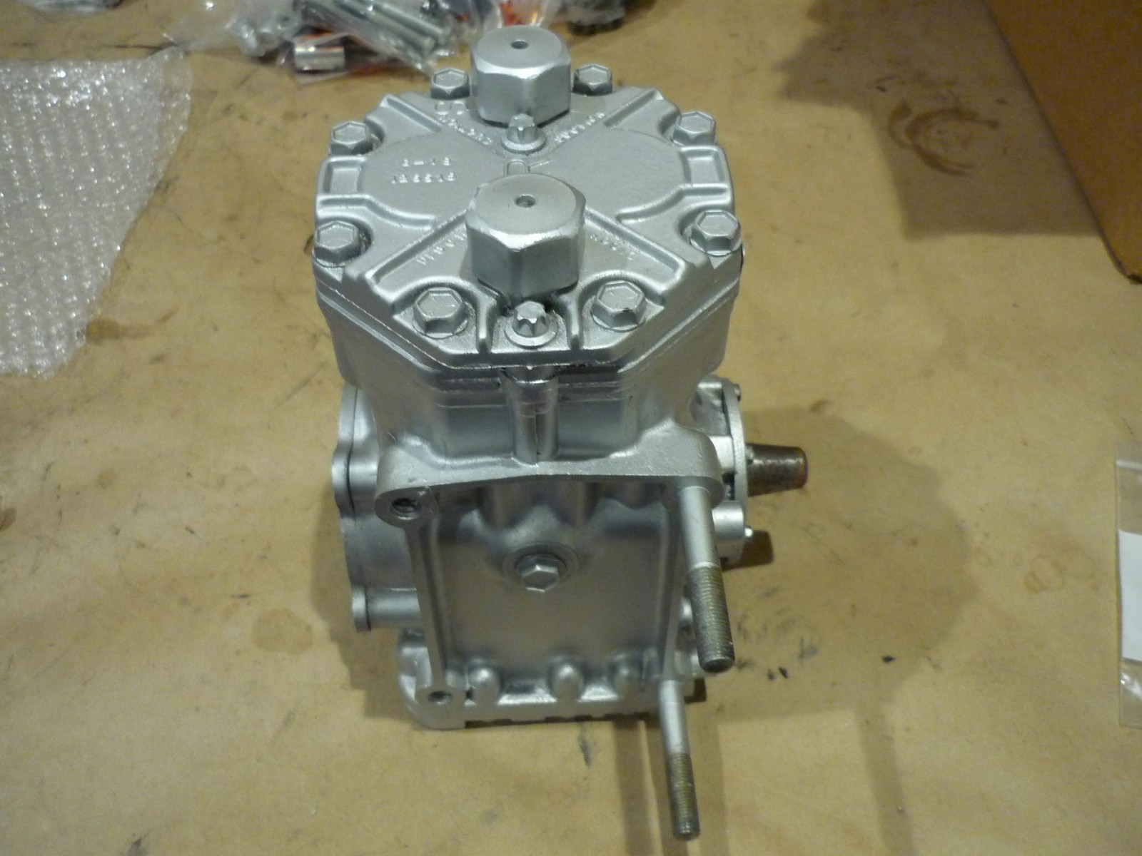 Ferrari 308,330,365,400 - AC Compressor Threaded Type (Remanufactured P/N 111222