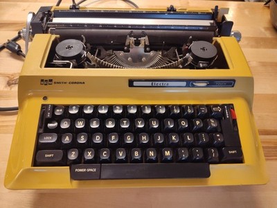Vintage 1975 Smith Corona Electra 3LMA Portable Typewriter w/ Case