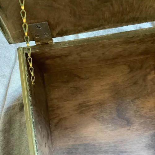 Vintage brass covered wooden slippers box - Picture 8 of 10