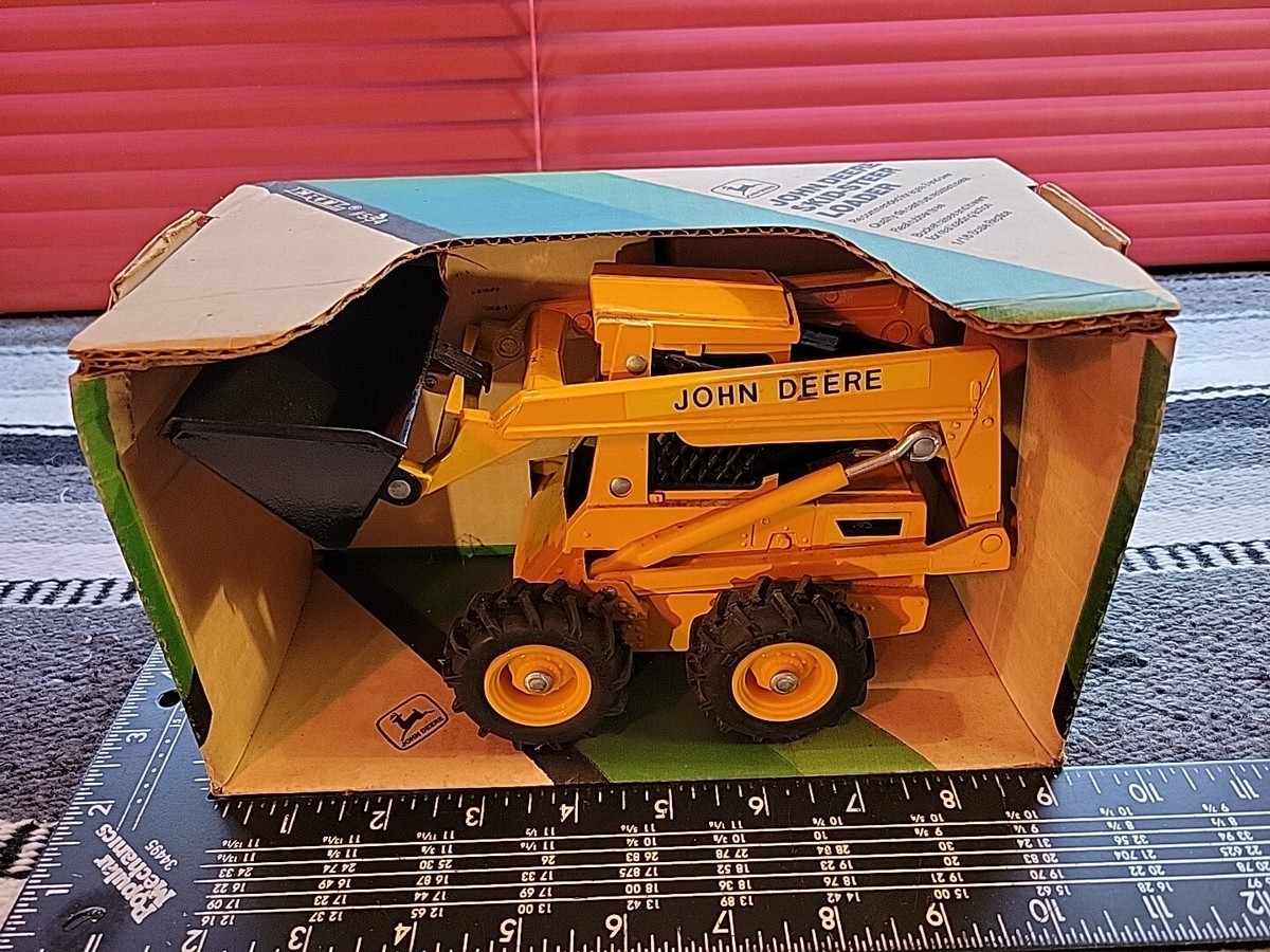 Ertl John Deere Industrial Skid Steer 1/16 Diecast Replica