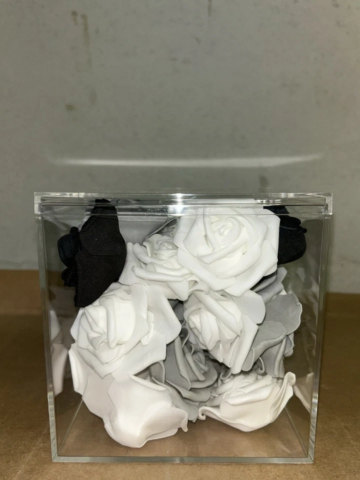 Фетровый черный, белый и серый стол центральный элемент бутоны розы в прозрачной пластиковой коробке 6x6x6 - Изображение 3 из 4