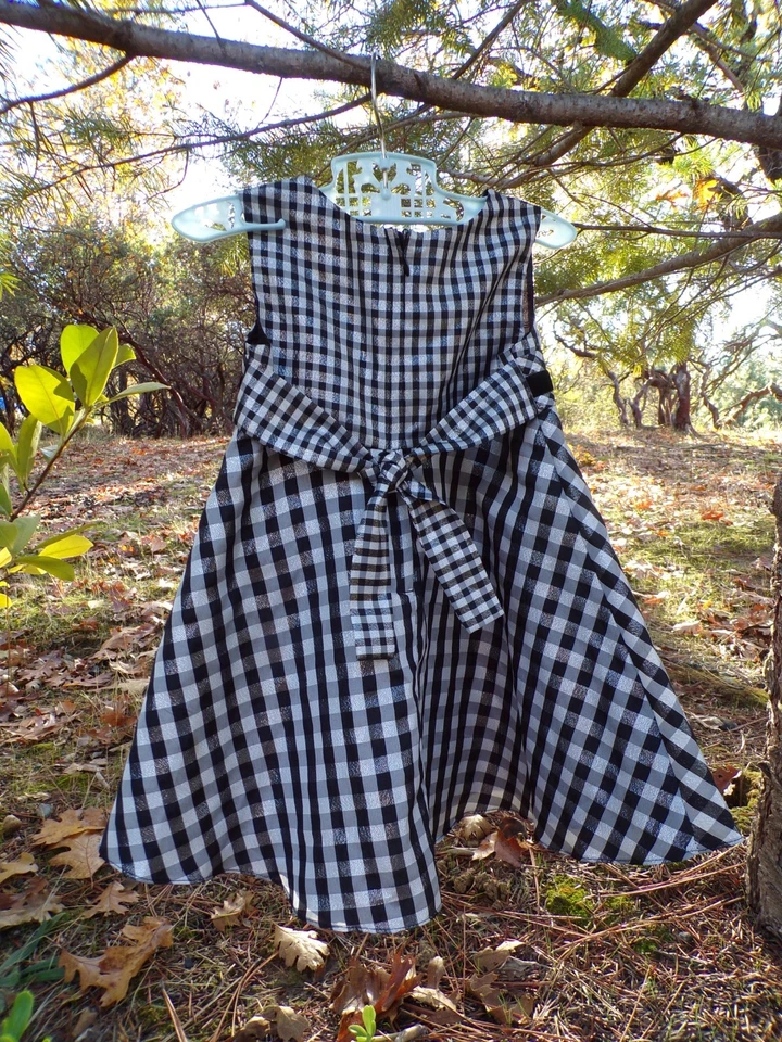 Vestido de vacaciones negro y plata a cuadros rojo roseta faja sin mangas Bonnie Jean 2T Foto 4 de 4