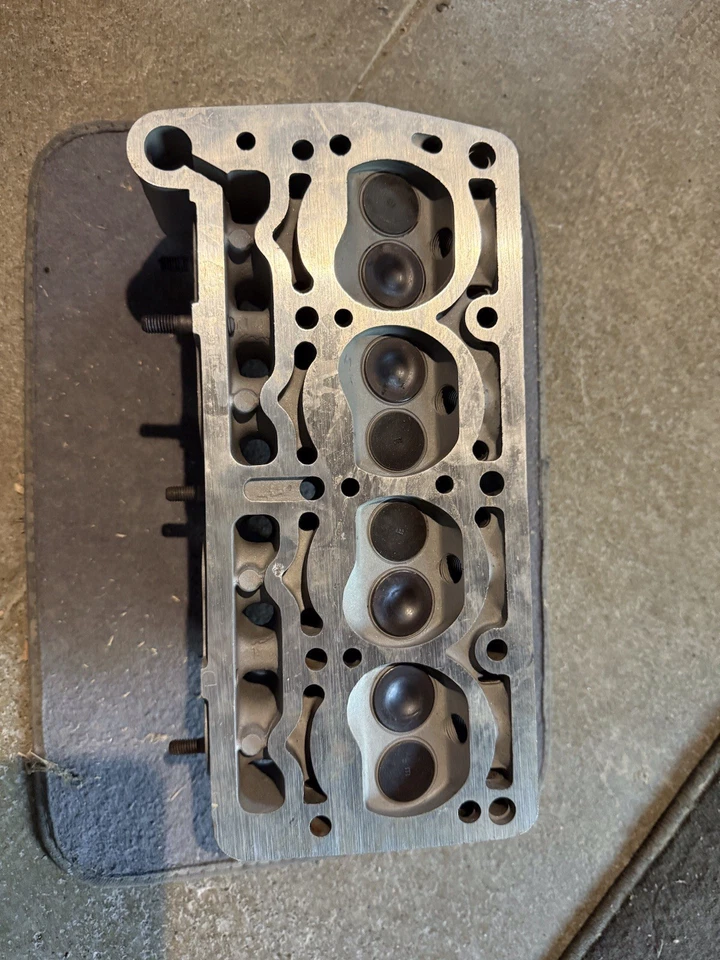 Fiat 850 culata con válvulas Foto 2 de 4