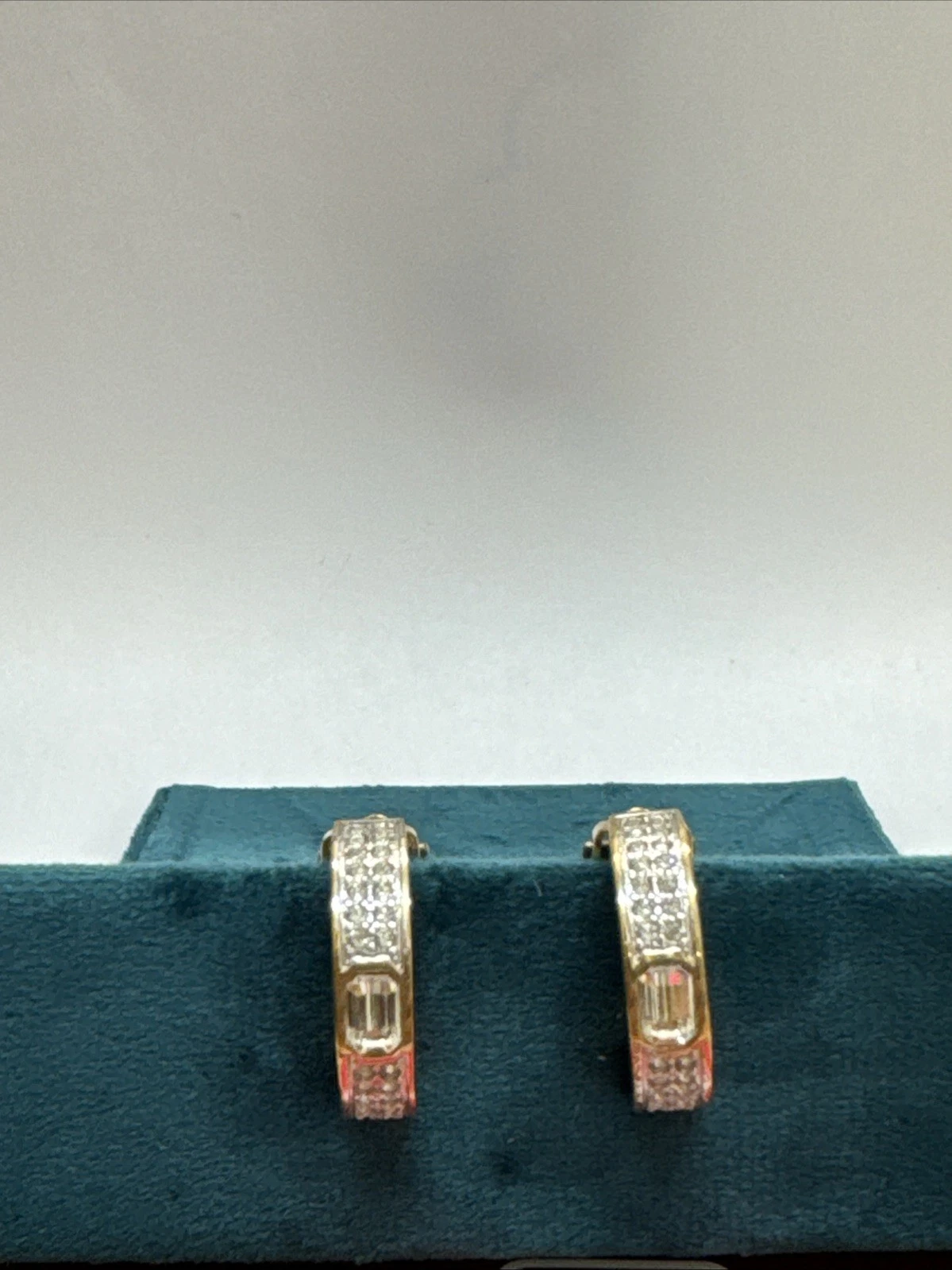 Boucle d’oreille dorée vintage avec strass