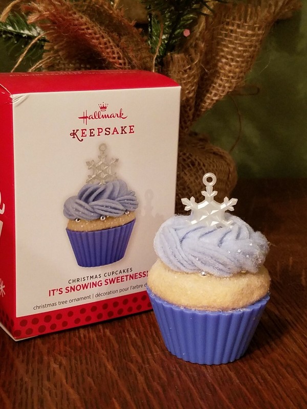 2013 Hallmark Ornament ~IT'S SNOWING SWEETNESS~ 4TH IN THE CHRISTMAS CUPCAKES  