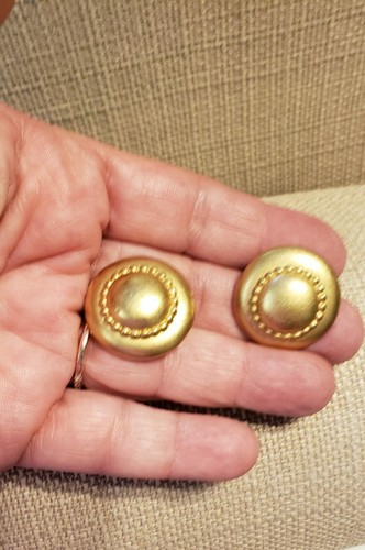Vintage Monet Matte Gold-tone Clip-On Earrings Round 7/8" Domed Ridged gc75 - Picture 4 of 5
