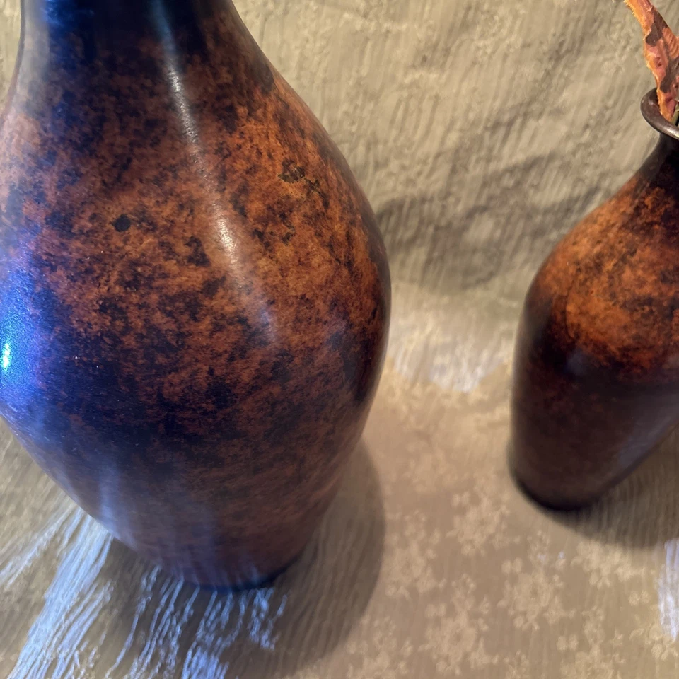 Juego de jarrones de pedestal Hosley Classic Collection de color rojo y cobre 9/13 pulgadas Foto 4 de 4