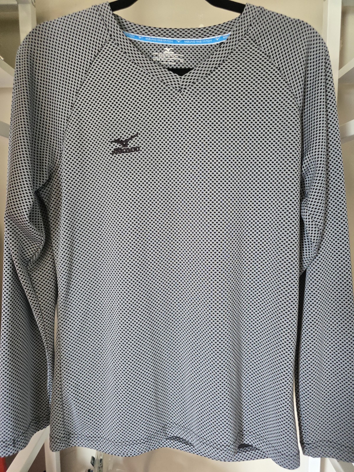 Mizuno Fast Pitch Shirt L/S V-Neck Base Layer Logo Men M Gray Black Workout Poly