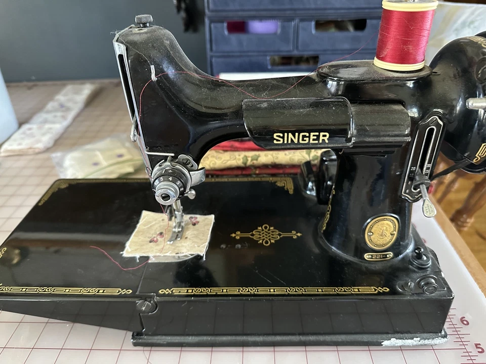 Máquina de coser Singer 1953 peso pluma con control de pie y estuche Foto 2 de 4