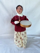 Byers Choice Caroler Colonial Williamsburg Woman Balladeer w/  Bodhran Drum