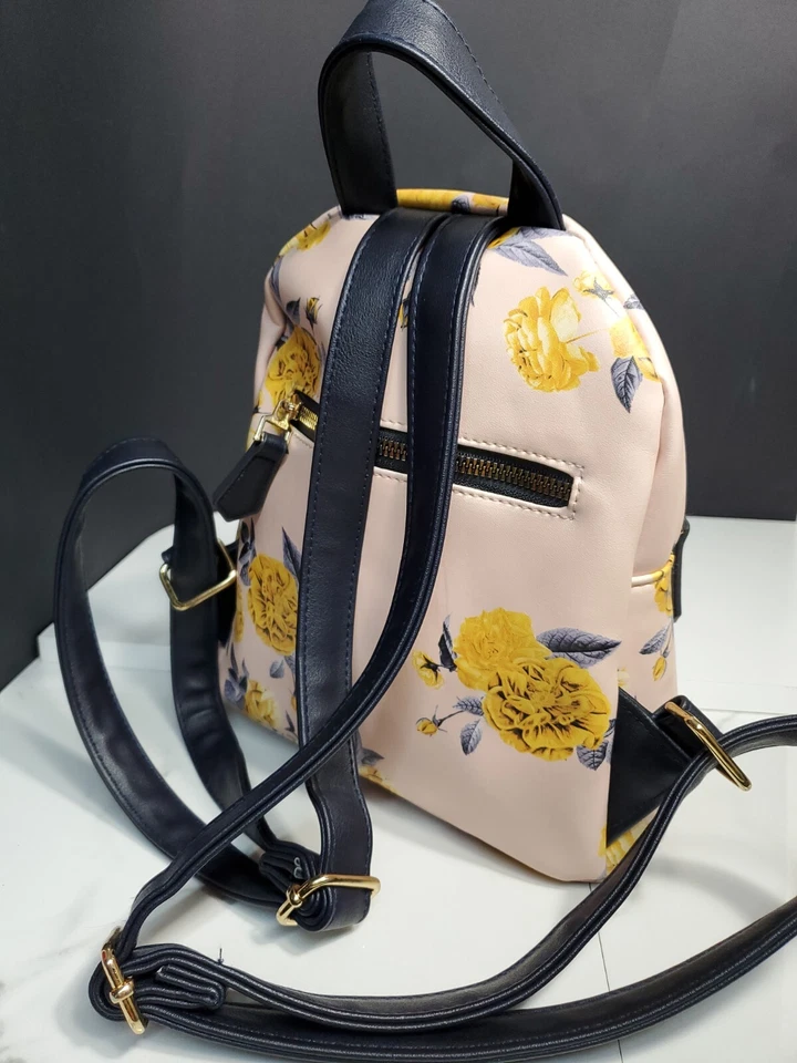 Mochila pequeña Kensie rosa/amarillo patrón rosas 9x9,5x3,5" Foto 3 de 4