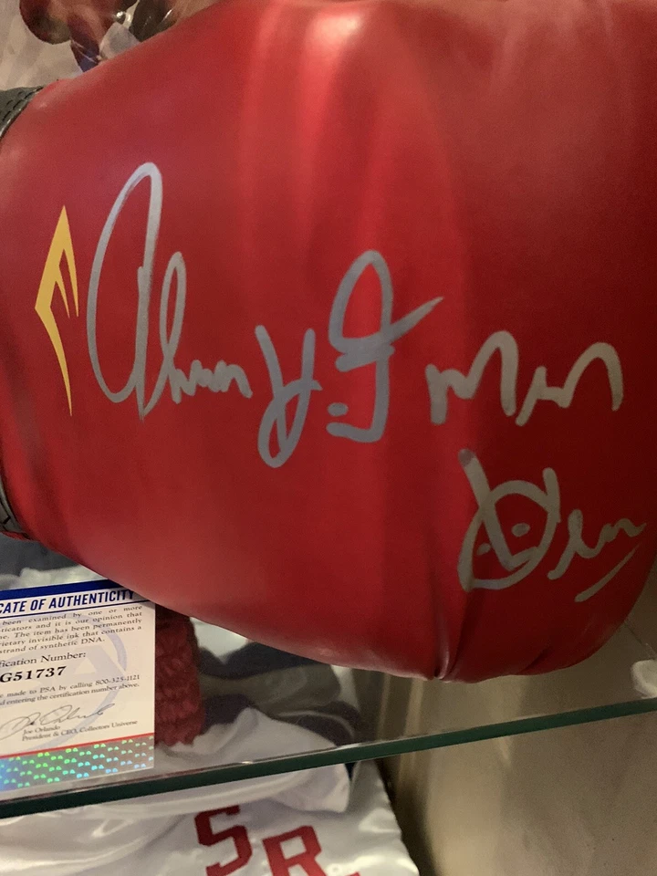 vintage thomas “the hitman” hearns autographed boxing glove with PSA and magazin - Image 2 of 4