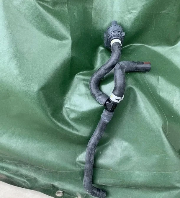 Manguera de derivación de agua Camry RAV4 Avalon Lexus ES 2018-2024 Toyota 16260-F0010 Foto 3 de 4