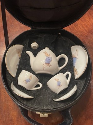 Reutter Porzellan Peter Rabbit 100 Year Collection 19 Pieces  Including Suitcase