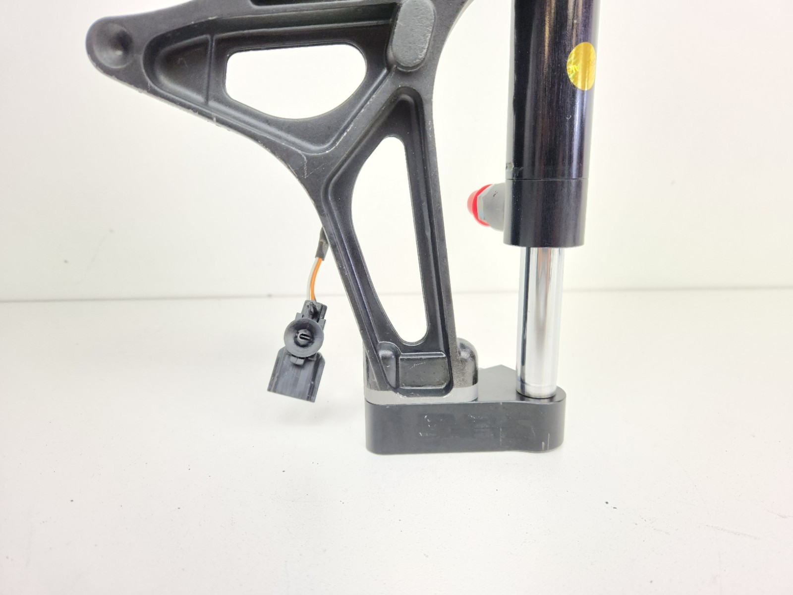 2015-2017 MCLAREN 675LT REAR WING RIGHT SIDE SPOILER HYDRAULIC LIFT STRUT OEM