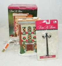 1995 TRIM A HOME HOLIDAY HOME MEMORIES LIBRARY WITH LAMP POST