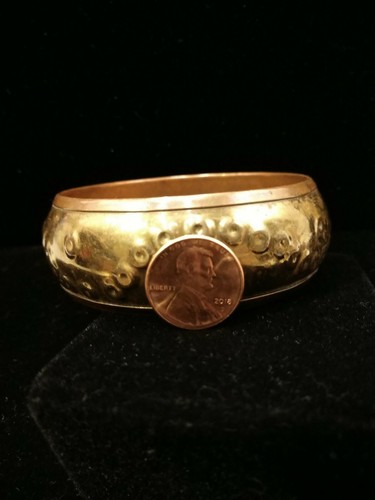 BRASS HAMMERED CIRCLES BANGLE BRACELET 1 INCH THICK SMOOTH POLISHED VINTAGE - Picture 2 of 8
