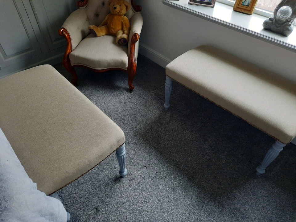 Par de asientos para ventana pintados y tapizados de gris eduardiano tardío Foto 2 de 4