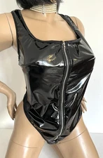 body T48 en vinyl noir brillant qui s'ouvre devant avec un zip 101/