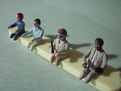 Lot De 23 Figurines Conducteurs 1/43 Pour Voitures Miniatures - Marques Norev, Minichamps, Vroom