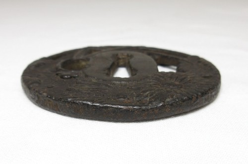 B0408a: Echte, alte eiserne japanische Schwertschutz TSUBA mit durchbrochener Chrysantheme - Bild 6 von 12